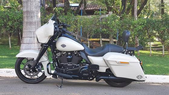 HARLEY-DAVIDSON STREET GLIDE SPECIAL 